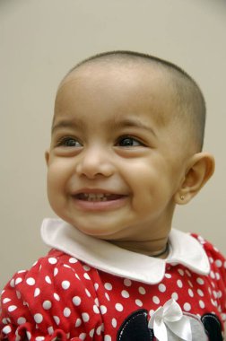 Hintli bebek yakından gülüyor.