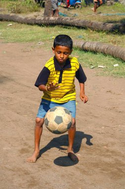 Futbol oynayan Hintli çocuk 