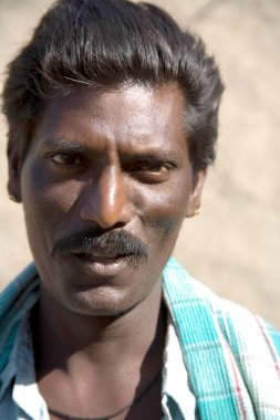Siyah kabile adamı, Bheel basti, Dilwara köyü, Udaipur, Rajasthan, Hindistan 