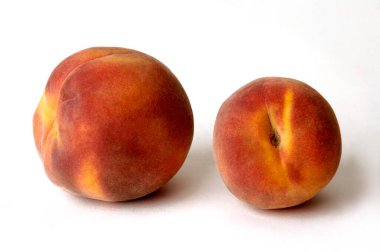 Beyaz arka plana yerleştirilmiş iki Şeftali