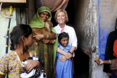 Sabine Christiansen Nehru Nagar, Golibar Slum, Santacruz, Bombay Mumbai, Maharashtra, Hindistan 'da gülümseyen ve eğlenen bir sivil toplum örgütü.   