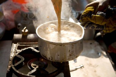 Çaydanlığa buhar çayı dökülüyor; Kalküta şimdi Kolkata; Batı Bengal; Hindistan;