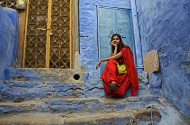 Evin dışında oturan kadın, Jodhpur, Rajasthan, Hindistan, Asya 