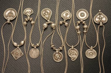 Koyu arkaplanda gümüş madalyonların yakınlaştırılması 