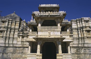 Parsvanath Chavmukha Tapınağı 'nın girişlerinden biri, Ranakpur, Rajasthan, Hindistan 