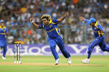 Sri Lankalı atıcı Lasith Malinga, Hindistan ile Sri Lanka arasındaki 2011 ICC Dünya Kupası Finali sırasında 2 Nisan 2011 'de Mumbai' de oynanan Wankhede Stadyumu 'nda Hint vurucu Sachin Tendulkar I Picture değil kalesini kutladı.