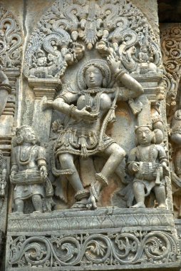 Shiva tapınağında dans eden kadın figürü, Halebidu, Hassan bölgesi, Karnataka, Hindistan 