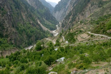 Himalaya yolu Bhagirathi nehrinde, Uttaranchal, Hindistan 