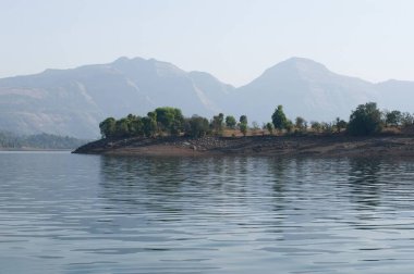 Bhandardara Gölü, Maharashtra, Hindistan manzarası 