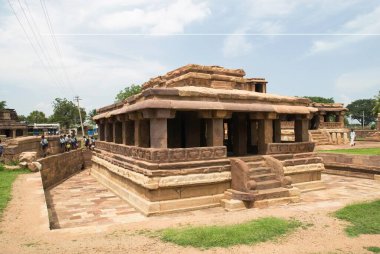 Arkasında Ladkhan tapınağı bulunan Gaudar gudi 7. yüzyılda tanrıça Bhagavati 'ye ithaf edilmiştir. Aihole, Karnataka, Hindistan..