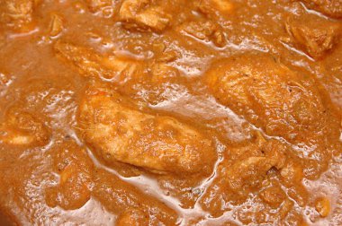 Tavuklu masala tabakta, yakın çekim manzaralı.