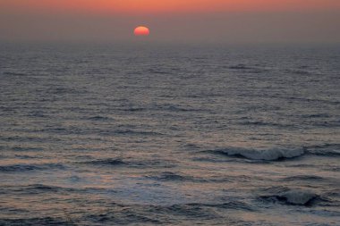 Velas sahilinden gün batımı, Ratnagiri, Maharashtra, Hindistan 