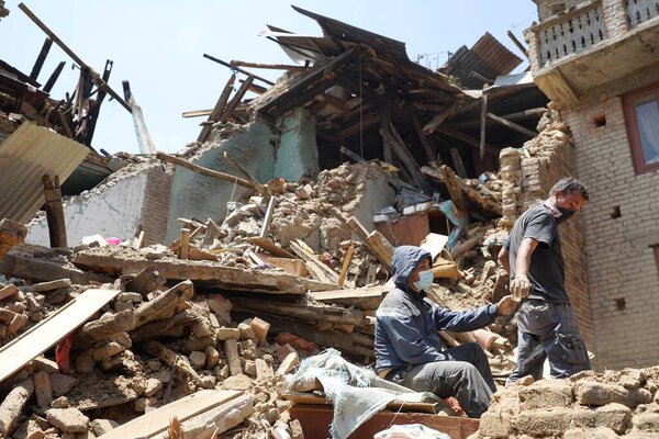 Жители пытаются извлечь вещи из щебня, Непала, Азии  