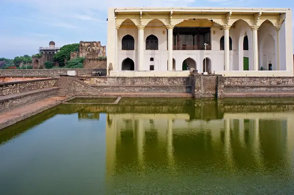 Miras Bijapur Kasabası, Asar Mahal Muhammed Adil Shah tarafından 1646 yılında inşa edildi, Bijapur, Karnataka, Hindistan