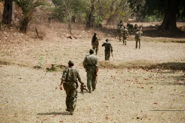 Merkez Yedek Polis Gücü CRPF askerleri Jharkhand ormanında naxaliteleri avlıyorlar; Hindistan