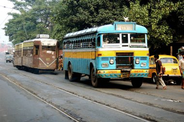 Batı Bengal, Hindistan 'da Kalküta yollarında tramvay ve otobüs toplu taşımacılığı 