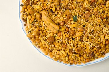 Atıştırmalıklar, beyaz arka planda servis edilen harika sev karışımı.