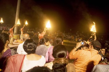 Ganga Aarti 'yi izleyen insanlar, Ganguage nehrine ellerinde ateş tenceresi, Dashaswmedha Ghat, Varanasi, Uttar Pradesh, Hindistan 