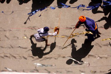 Nihang ya da Sih savaşçıları, Punjab, Hindistan 'daki Rupnagar ilçesindeki Anandpur sahib' de düzenlenen Hola Mohalla kutlamalarında tahta kılıçlarla gösteri yapıyorlar. 