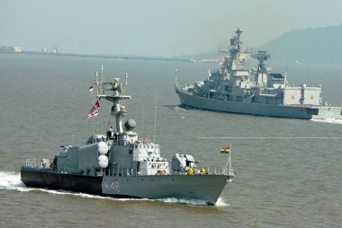 Arap denizinde, Bombay, Mumbai, Maharashtra, Hindistan 'da Hint donanmasının Kilo sınıfı ve fridget savaş gemisi. 