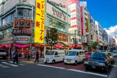 Gündüz, Tokyo, Japonya 'da Kalabalık Sokak