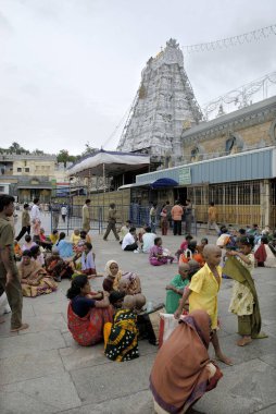 Tirumala 'daki Lord Venkateshvara tapınağı dünyanın en zengin tapınağıdır, Andhra Pradesh, Hindistan 