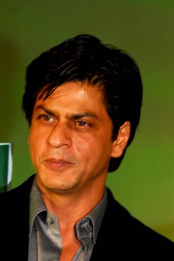 Güney Asyalı Bollywood oyuncusu Shah Rukh Khan, Taj Lands End 'de Kaun Banega Crorepati (KBC) basın konferansına seslendi; Bombay Mumbai, Maharashtra, Hindistan