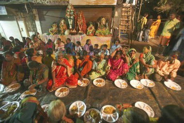 Haremağası ve takipçilerine Ghatkopar 'da Bewa Purnima, Mumbai, Maharashtra, Hindistan vesilesiyle hadımların düğününden sonra yemek veriliyor.