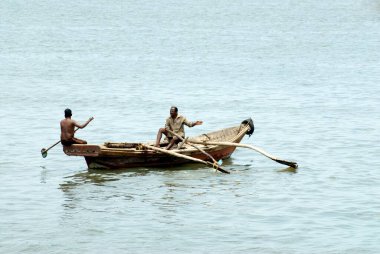 Teknesinde kürek çeken adam Arap denizinde, Sindhudurg bölgesinde, Maharashtra, Hindistan 