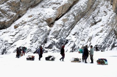 Bagaj taşıyan insanlar, Chadar Trek, ladakh, jammu ve kaşmir, Hindistan, Asya 
