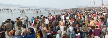 Utertar Pradesh India 'da nehir kumbh mela' sında yıkanan insanlar. 