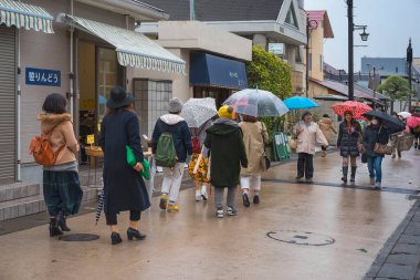 Yaya yolunda yürüyen insanlar, kamakura, Japonya  
