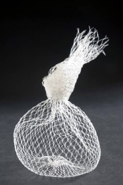 Koyu arkaplanda beyaz renkli naylon ağ torbası