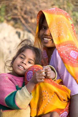 Yarı şehir köyü Dilwara, Udaipur, Rajasthan, Hindistan 'daki kırsal kadın ve kız. 