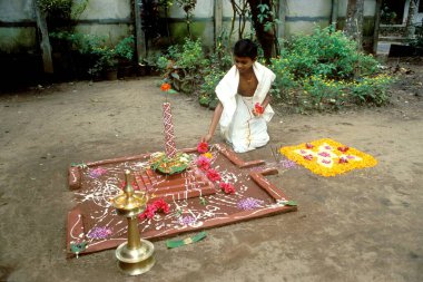 Çocuk Onam Festivali 'nde ponpon kız süslemesi yapıyor. Athappoovu, Kerala, Hindistan 