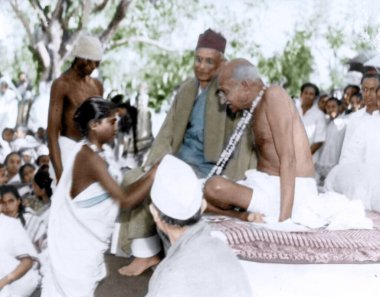 Mahatma Gandhi bir hediye alıyor, Hindistan, Asya, 1946 