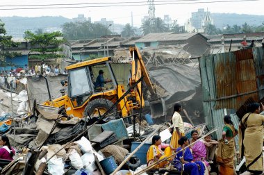 Bombay, Maharashtra, Hindistan 'daki Mankhurd Link Yolu' ndaki gecekondu mahallelerinin yıkımı 