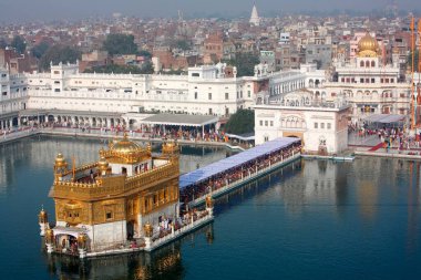 Amritsar 'da gölle çevrili Harmandir Sahib veya Darbar Sahib veya Altın Tapınak' ın havadan görünüşü; Punjab; Hindistan;