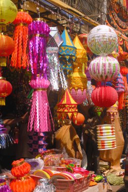 Çeşitli tip ve büyüklükteki fenerler, bayram bayramı için Diwali Deepawali festivali; Dadar; Bombay Mumbai; Maharashtra; Hindistan