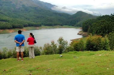 Panniar Gölü 'ndeki sürat teknesindeki turistler Munnar, Kerala, Hindistan' dan 22 KMS uzaktalar. 