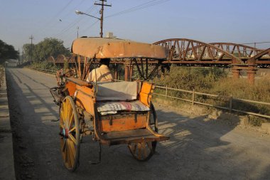 At arabası Sina nehir köprüsü, ahmednagar, Maharashtra, Hindistan, Asya 