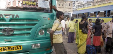 Street scene, local bus standing and passengers waiting, Calcutta now Kolkata, West Bengal, India 