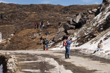 Eski ipek rotasında fotoğraf çeken bir turist, Sikkim, Hindistan, Asya 