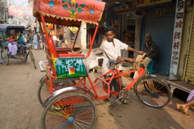 Aracı olan bisiklet rickshaw sürücüsü, Deoghar; Jharkhand, Hindistan 