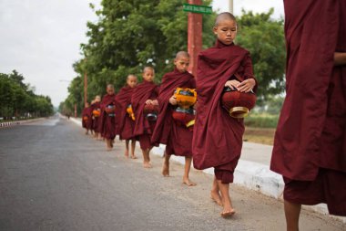 Budist rahiplere, Bagan, Myanmar, Burma 'ya sabah teklifi