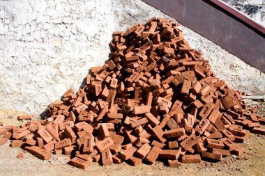 İnşaat için tuğla yığını; Dulanji; Himachal Pradesh; Hindistan