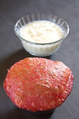 Fast food çıtır pancar pancar Hint ekmekleri ve gri arka planda 18 Mayıs 2010