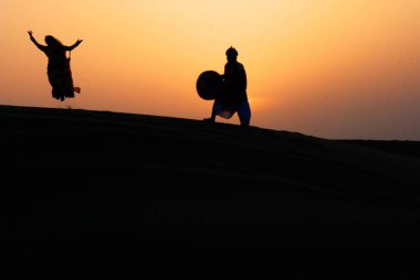 Adam müzik aleti çalıyor Jaisalmer Rajasthan Hindistan Asya  