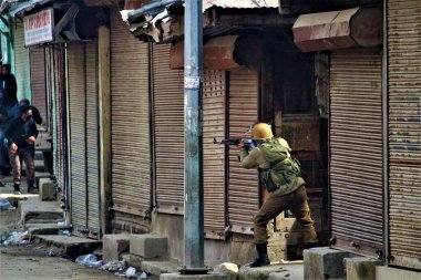 Polis, Kaşmirli Müslüman protestocuları, Baramulla, Kaşmir, Hindistan, Asya 'yı kovdu 