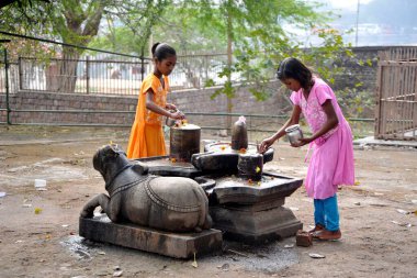 Lord Shiva Madhya Pradesh 'in Puja' sını yapan kırsal kızlar Hindistan Asya  